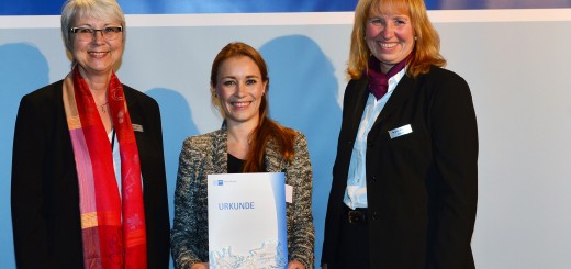Gemeinsam mit der Prüfungsbesten im Ausbildungsberuf Hotelfach, Georgina Haas, (Mitte) freuten sich Dorint Direktionsassistentin Martina Brunner (links) und Personalleiterin Brigitte Wegener über die Auszeichnung der IHK Rhein-Neckar.