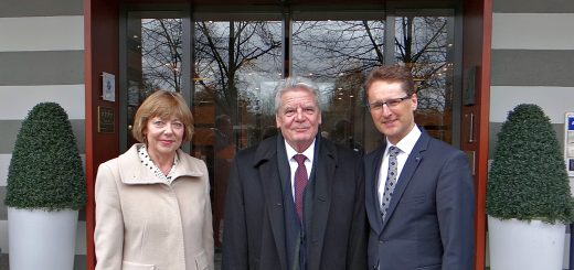 Bundespräsident Joachim Gauck mit Daniela Schadt und Hoteldirektor Stefan Seiler