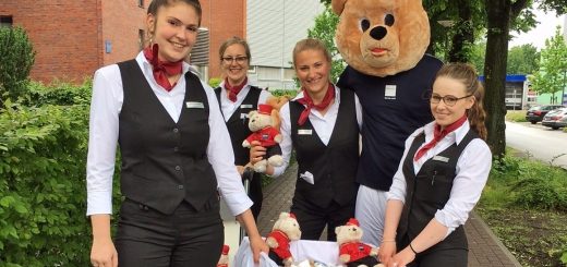 Der Dori Bär zusammen mit Mitarbeiterinnen des Dorint Hotel Hamburg-Eppendorf vor dem Universitätsklinikum Hamburg-Eppendorf schenkt den Passanten zum Weltfreundlichkeitstag ein Lächeln
