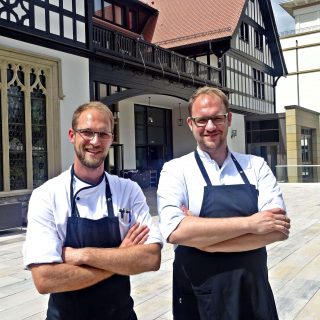 Chef-Pâtissier Florian Hölscher (links) neben Bruder und Küchenchef Sebastian Hölscher.
