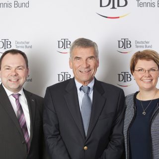 Hoteldirektor Carsten Dressler (links) und Petra Buschendorf, Verkaufsleiterin Verbände Dorint Hotels & Resorts, gratulieren Ulrich Klaus zur Wahl.